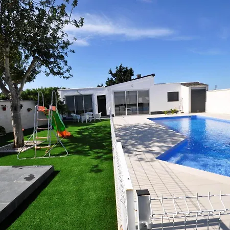 Holiday home Chalet Piscina Compartida Solo Familia Parejas Xxv *