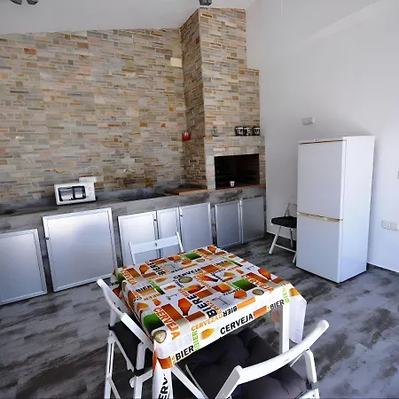 Chalet Piscina Compartida Solo Familia Parejas Xxv *